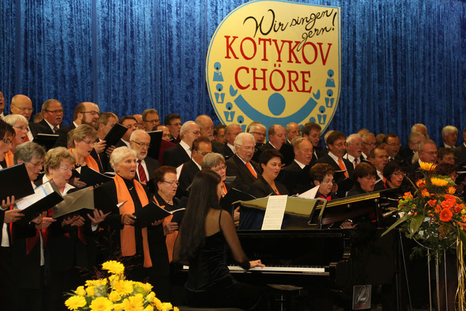 2013: Großkonzert der KotykovChöre in der Arzbacher Mehrzweckhalle. Über 200 Sängerinnen und Sänger gleichzeitig auf der Bühne