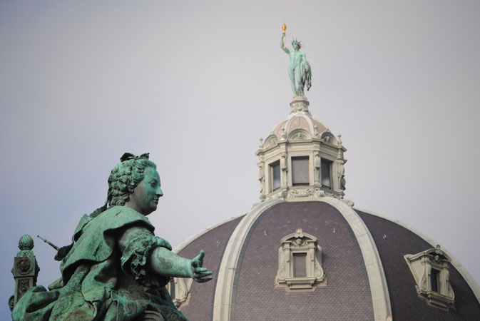 Denkmal Maria Theresias und die Statue der Pallas Athene auf der Kuppel des Naturhistorischen Museums