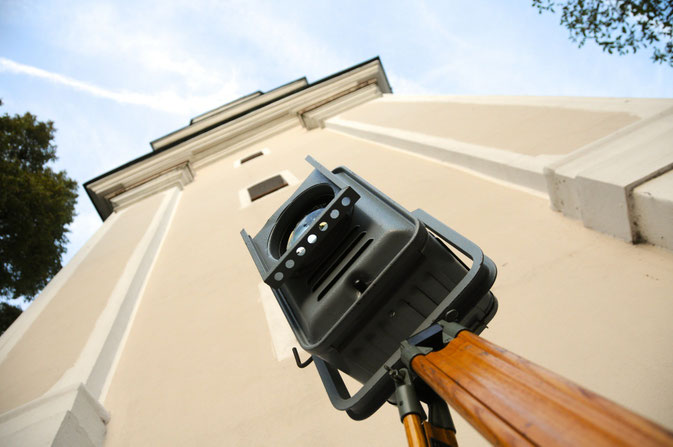 Onkel Edison Theaterscheinwerfer von Emil Niethammer erinnert an alte Filmkameras