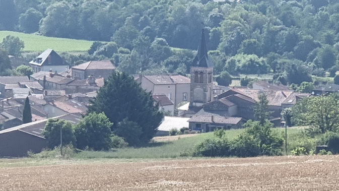 villagede Chidrac avec son prieuré et son clocher
