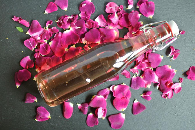Rosenblütensirup aus Rosen oder Heckenrosen