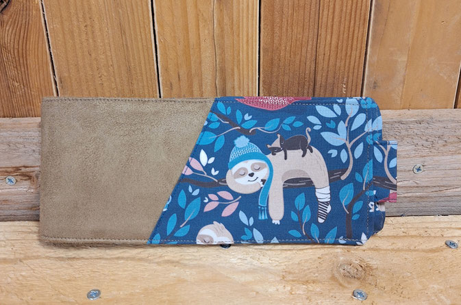 porte-chéquier horizontal femme, souche à gauche en suédine beige et tissu bleu pétrole avec des paresseux, fabrication artisanale française