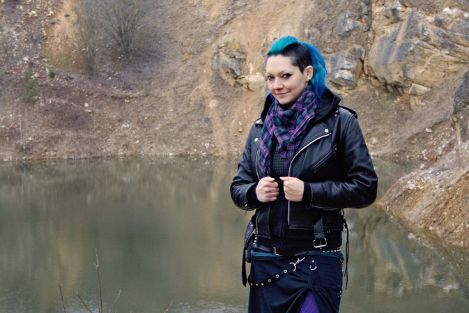 Wochenend-Outfit - Fotos im Steinbruch - Lederjacke - Zebraspider DIY Blog