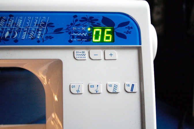 Elna experience 520 - Display und Programmtasten - Zebraspider Blog