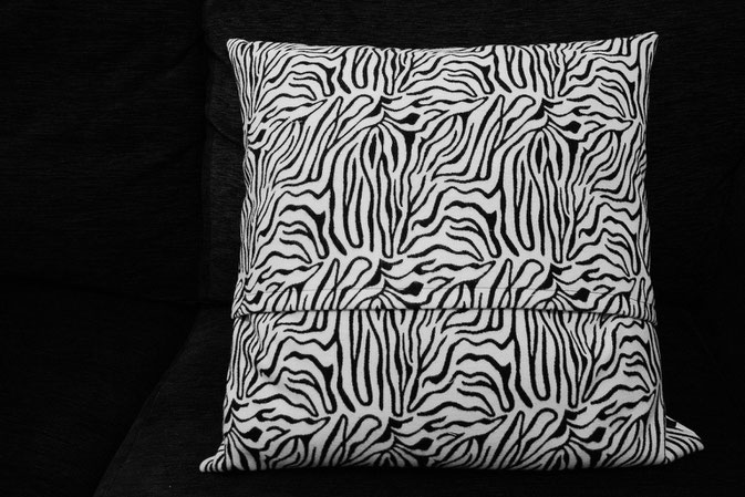 DIY Punk Wedding Gifts - Zebra Kissenhülle Hotelverschluss - Zebraspider DIY Blog