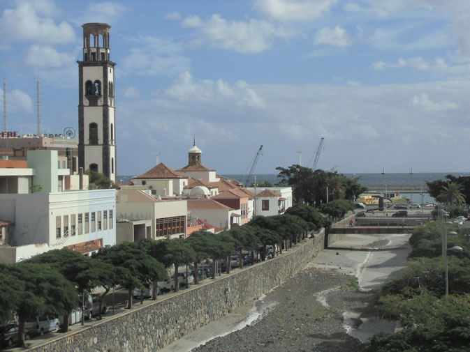 Vue de Santa Cruz - le bas des vieux quartiers avec le campanile de l'église de la Conception - photo prise du pont qui mène au marché 