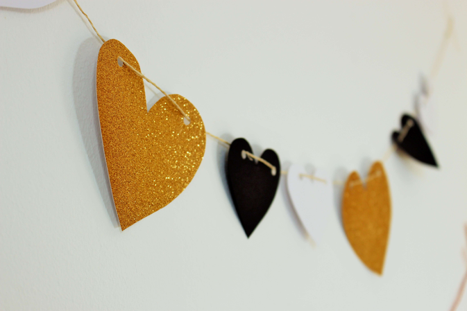 Bild: DIY Girlanden, Herzgirlanden, Anleitung Girlande selber basteln, Partystories