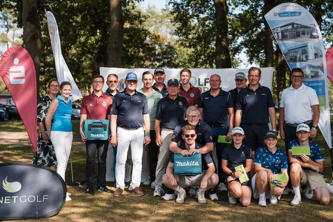 Zufriedene Gesichter bei Spieler:innen und Organisierenden - die Charity Golf Open 2025