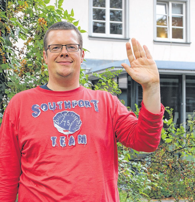 Gerald Schneider zeigt die Gebärde für „HALLO“. Der Vorsitzende des Hörgeschädigtenzentrums Bodensee-Allgäu-Oberschwaben wünscht sich mehr visuelle Sprache.