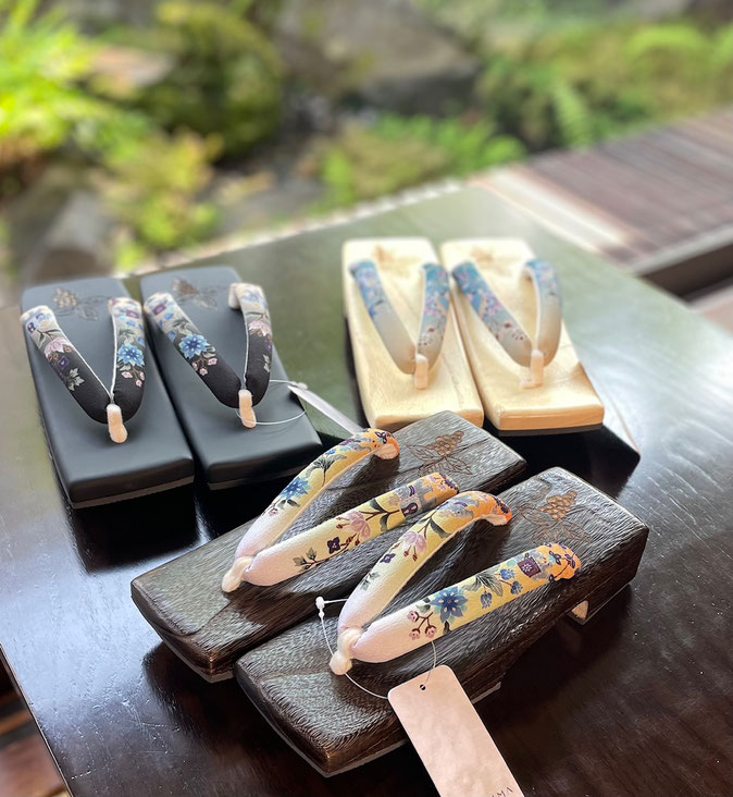 お洒落な 岡重の桐下駄も再入荷しました