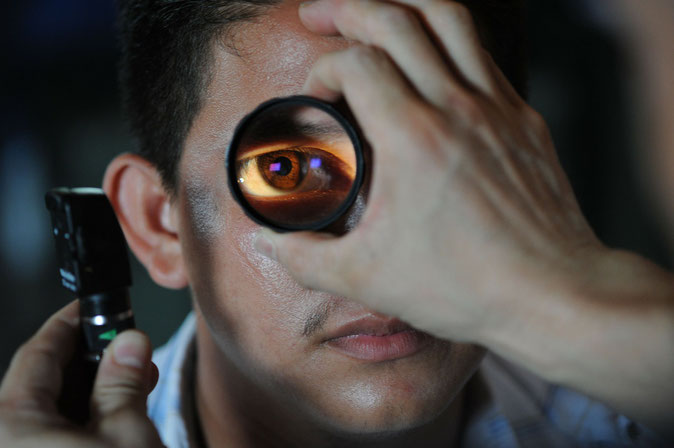 Augenarzt kontrolliert die Augen eines Patienten