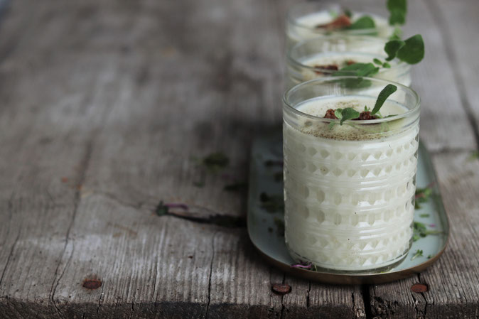 Kohlrabisuppe in Gläsern auf einem Tisch