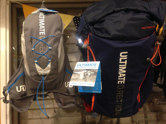 （左）Ultimate Direction（アルティメイトディレクション）　Runners Vest　（右）　FASTPACK 30