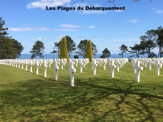 Les croix de marbre blanc alignées sur les falaises au-dessus d'Omaha Beach à Colleville-sur-Mer