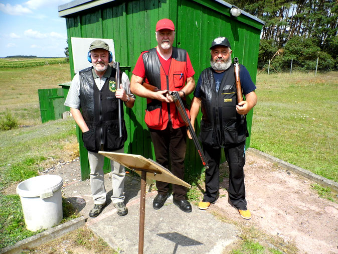 Dr. Thorsten Wendt, Werner Föhlich und Ulrich Tietz bereit zum Stechen beim 15. Bellinger Parcoursschießen 2018.