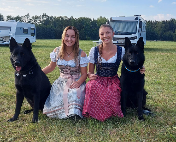 Unsere Schlachtenbummler (mit Filo und Flint von der Geismühle) auf der LGA 2022 in der OG Weißenhorn