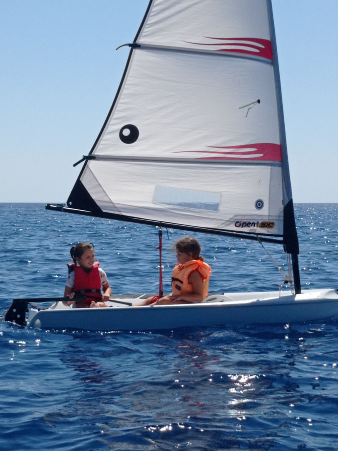 Sotto l'attento sguardo degli istruttori federali i bambini imparano l'arte della vela