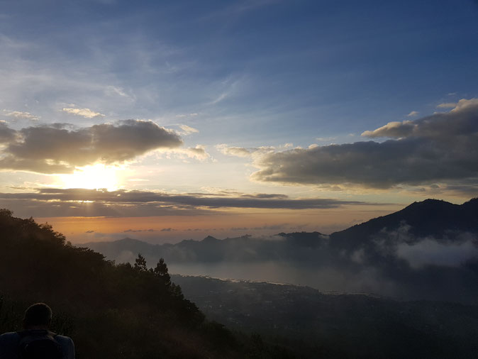 Der Blick vom Mount Batur bei leichtem Nebel