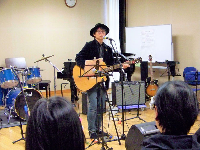 カッコつけて屋内なのにジャケット・帽子を着用したもんで汗だく（笑）。　Photo by Y.Katagiri