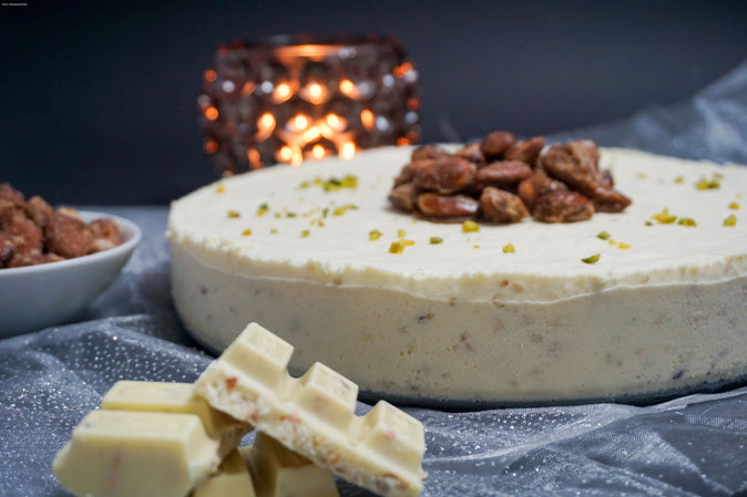 Weisses Schokoladenparfait mit Crunch