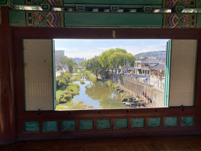 vista dall'interno di un gate della cinta muraria della città fortiticata di Suwon. Con vista sul fiume