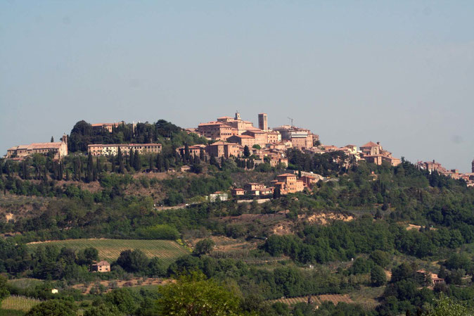 Montepulciano vista da sotto. Itinerario di Vino.