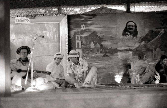 1976 ; Amatithi, U.Meherabad, India ; Ward Parks ( far left ) & Jeffrey sitting ( far right  )