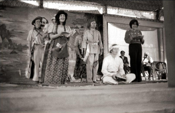 1976 ;  Amatithi, U.Meherabad, India ; Robin singing ( front left ) with Ward Parks ( far left ) Jefferey Mylett ( standing center ) - photo taken by David Fenster