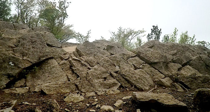 万二郎岳手前の岩場