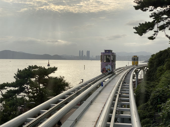 le colorate sky capsule di Busan sulla rotaia del parco che da sul mare