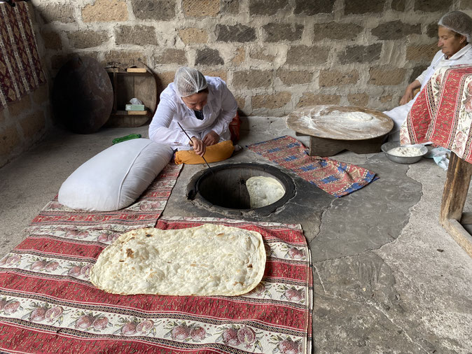 lavorazione del Lavash, pane tipico armeno, in un forno a terra