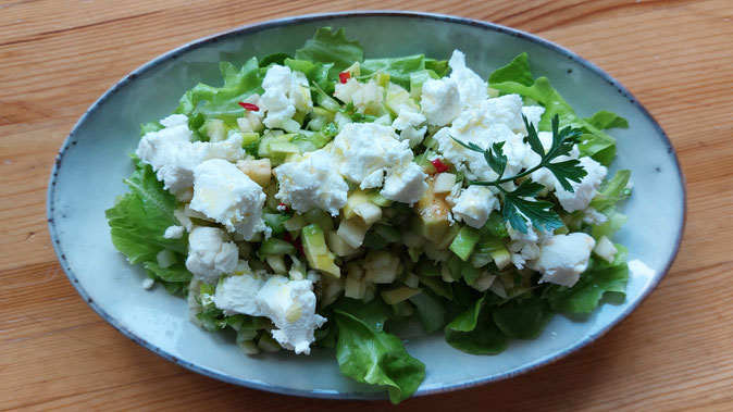 Salat mit Apfel, Sellerie, Avocado und Ziegenfrischkäse