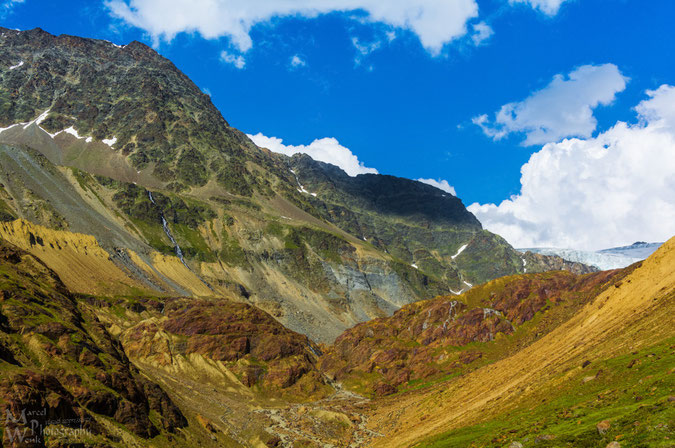 Gut sichtbar die verschiedenen Gesteinsschichten, Moränen, Formen und Farben der Gletscherwelt und rechts oben die Abbruchkante vom Gepatschferner