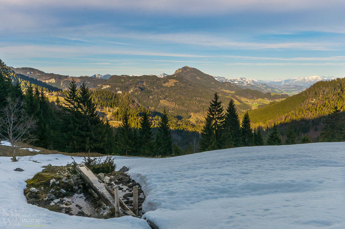 Abendliche Aussicht. Ein paar Meter oberhalb der Alten Lampl Alm (ca. 900m) lag noch ne Menge Schnee.