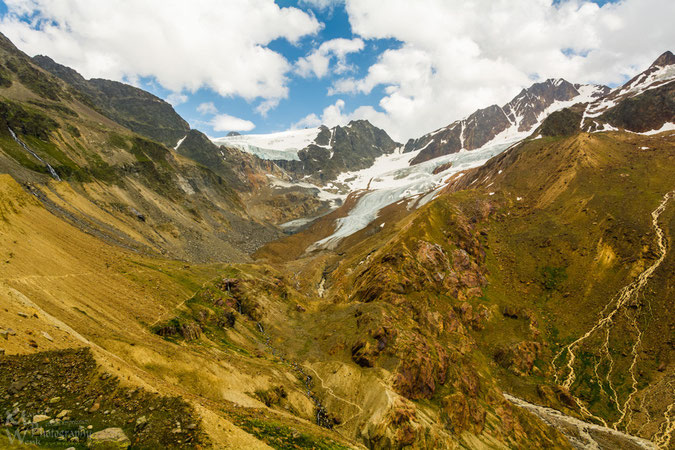 Blick von der Weißkugelhütte auf die fantastische, vom Eis geformete Gletscherwelt. Links die Abbruchkante des Gepatschferner, rechts die Zungen des Langtauferer Ferner. Links an der Moräne schlängelt