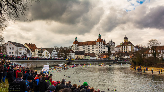 In Neuburg an der Donau findet jährlich am letzten Samstag im Januar das Donauschwimmen statt (Klicken für Vollbild)