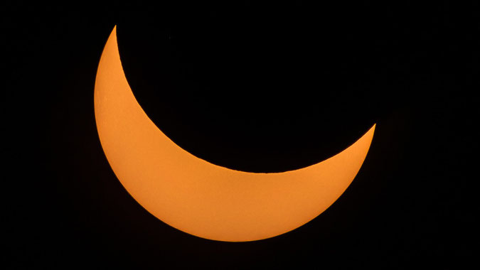 Blick auf die Sonne kurz vor dem Höhepunkt der Finsternis. Man kann schön die Strukturen auf der Sonne erkennen. Einfach aufs Bild klicken zum vergrößern.