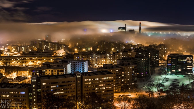 Blick über die östlichen Stadtteile von Tallinn während sich der Nebel wie eine Decke langsam über die Stadt legt.