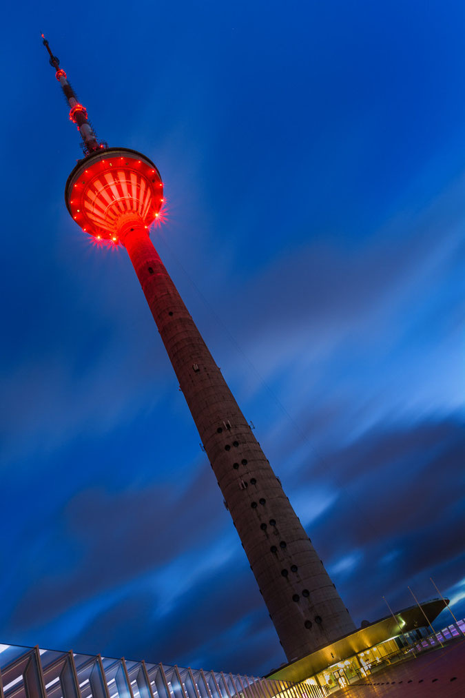 Der Tallinner Fernsehturm (Tallinna Teletorn) zur blauen Stunde. Das Wahrzeichen ist 314m hoch, auf 170 Meter befindet sich die Aussichtsplattform die überragende Ausblicke bietet...und das nicht nur ins Umland sondern auch nach Unten...