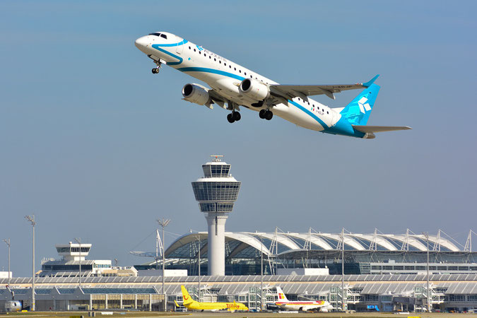 Take-off einer Embraer ERJ190-200LR von Air Dolomiti (I-ADJP ) mit dem markanten Tower des Airport München im Hintergrund