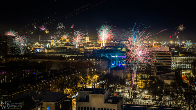 Feuerwerk über der Altstadt von Tallinn. Links neben der Kirche befindet sich der Freiheitsplatz, wo sich kurz vor Mitternacht die ganze Stadt versammelte. Musikalisch sorge die Boygroup "EAST 17" für Unterhaltung.