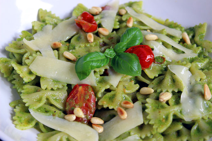 Farfalle mit Pesto, Kirschtomaten Pinienkernen und Parmesan