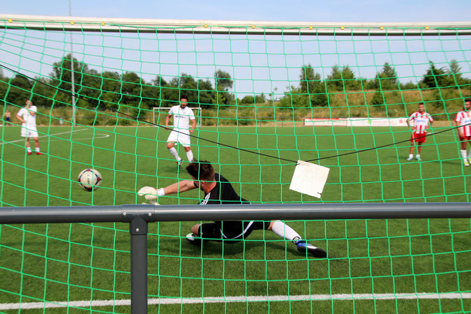 Gehalten! Unser neuer Keeper Jan Philip Oest pariert einen 9-Meter im Finale. Foto: Mathias Merk
