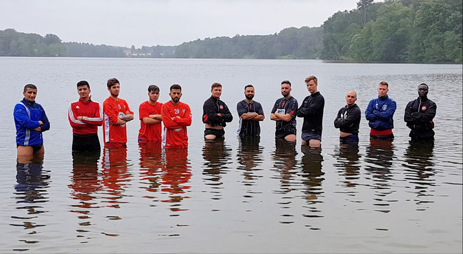 Während die andere Hälfte des Teams unterwegs war, genehmigten sich diese Männer zum Abschluss des Trainingslagers noch eine verdiente Abkühlung im See. Foto: Mathias Merk