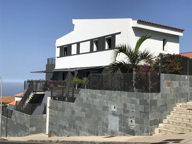 Modernes 2 stockiges Haus an einer etwas schreien Straße gebaut und in weiß und Anthrazit gestrichen 