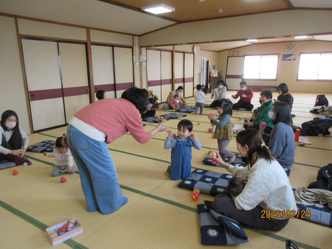 生後から3歳までにかけて、前頭前野の神経細胞は急激に成長するのだそうです。乳幼児期の脳の発達に最も重要なのは親子のコミュニケーションといわれています