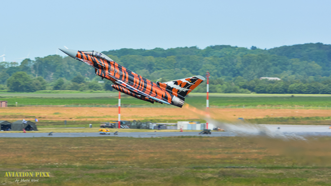 Pure Power - Der Tiger Eurofighter der Bavarian Tigers aus Neuburg mit einem seiner spektakulären Starts