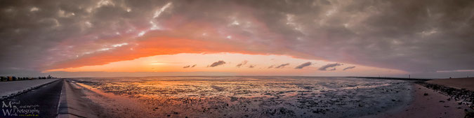 Sonnenuntergang am Wattenmeer in Ostfriesland (Strand Harlesiel) - Klicken zum vergrößern