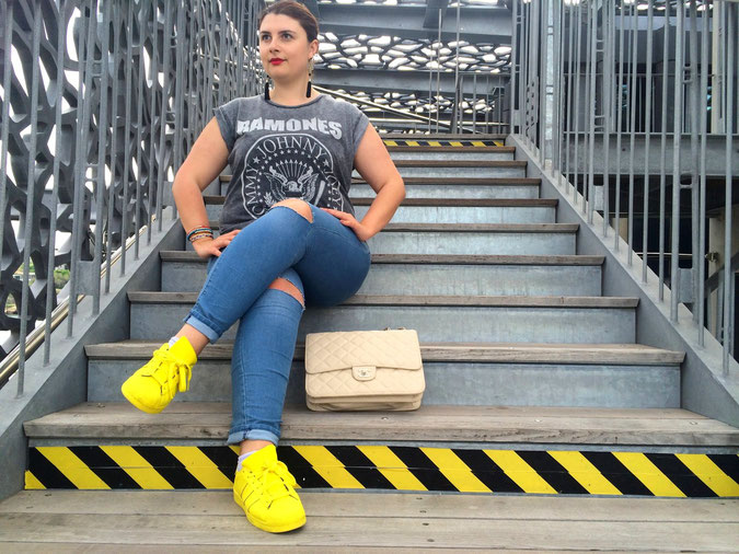 CHIC WITH CURVES BLOG MODE MARSEILLE LOOK JEANS DESTROY TOP RAMONES PRIMARK BASKETS ADIDAS SUPERSTAR JAUNE GRANDE TAILLE PLUS SIZE SAC CHANEL MUCEM MARSEILLE