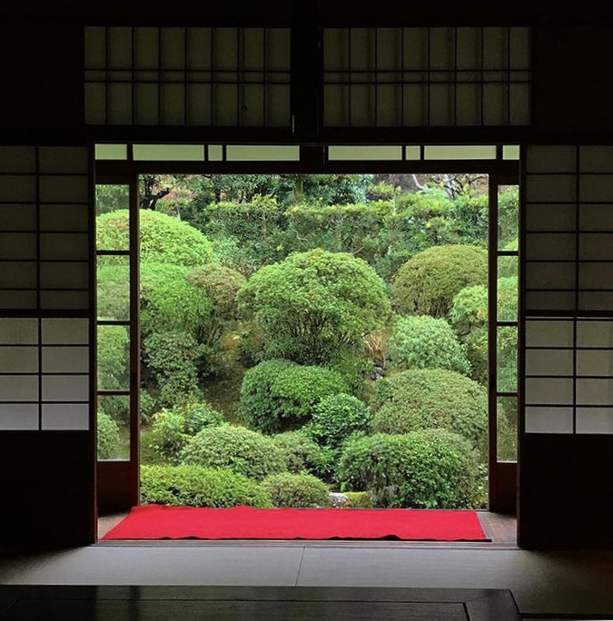 京都市下京区四条烏丸の心療内科、女医のいるメンタルクリニック、寺院の日本庭園